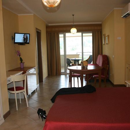 Residence Miralago Rooms & Apartments Manerba del Garda Exterior photo