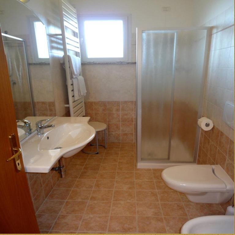 Residence Miralago Rooms & Apartments Manerba del Garda Room photo